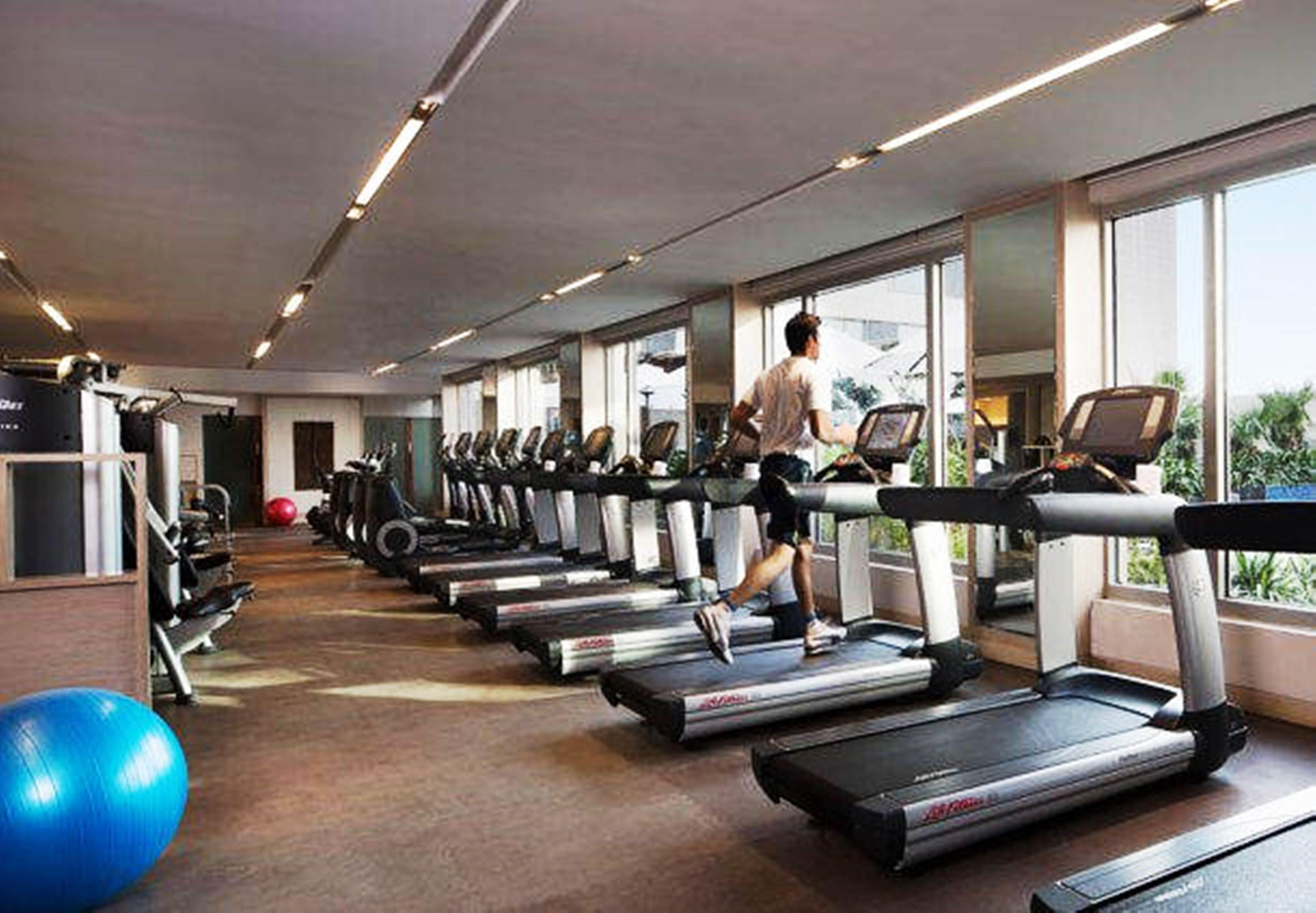 Jw Marriott Hotel New Delhi Aerocity Exteriér fotografie A treadmill in a gym