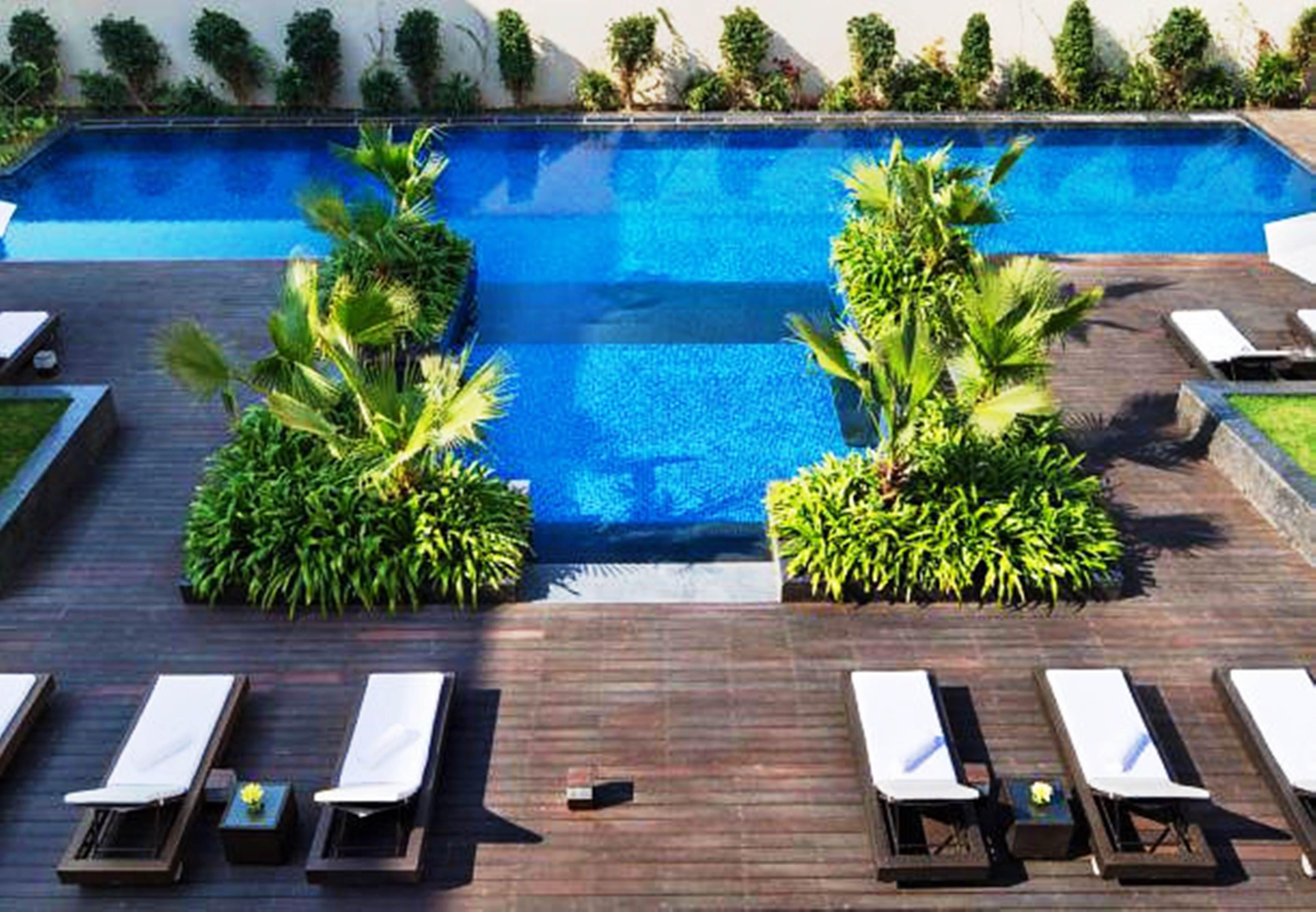 Jw Marriott Hotel New Delhi Aerocity Exteriér fotografie The pool at the hotel