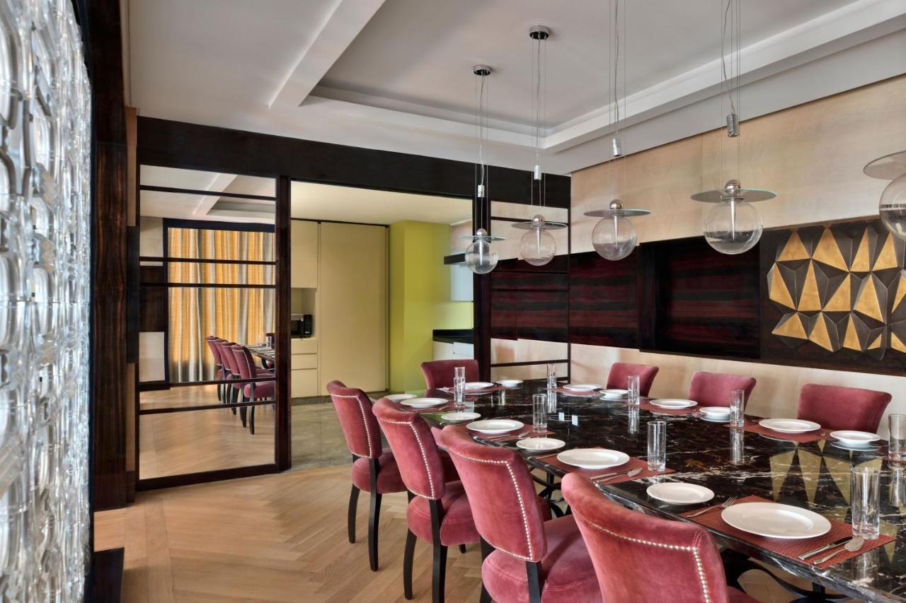 Jw Marriott Hotel New Delhi Aerocity Exteriér fotografie The dining room