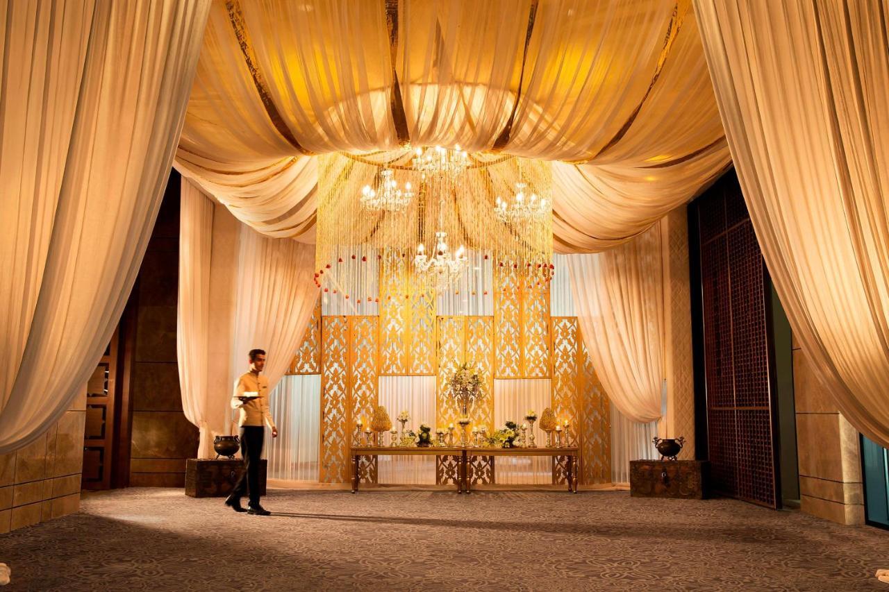 Jw Marriott Hotel New Delhi Aerocity Exteriér fotografie The lobby of the Ritz-Carlton, Dubai