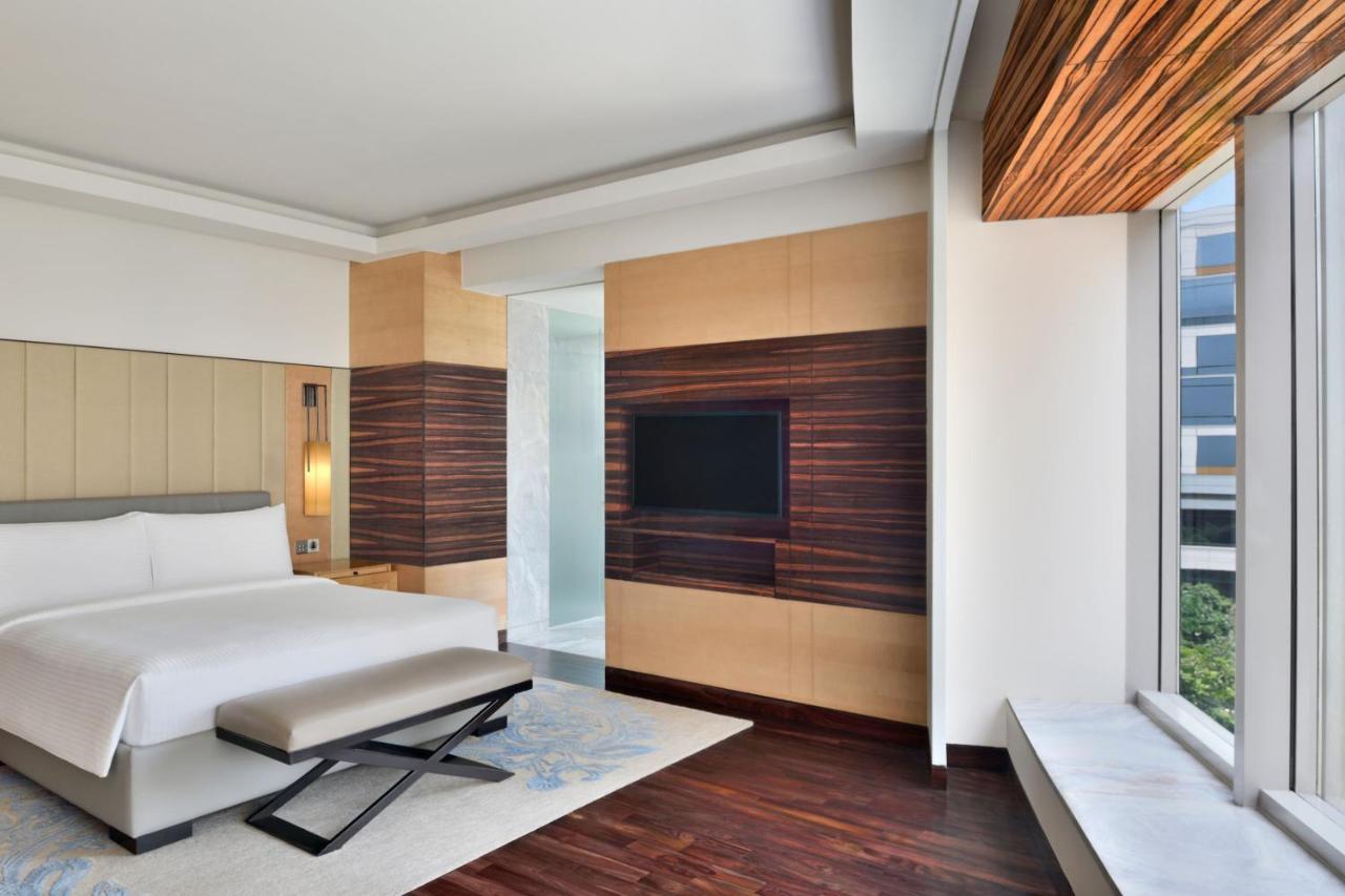 Jw Marriott Hotel New Delhi Aerocity Exteriér fotografie A bedroom at the Westin Mumbai International