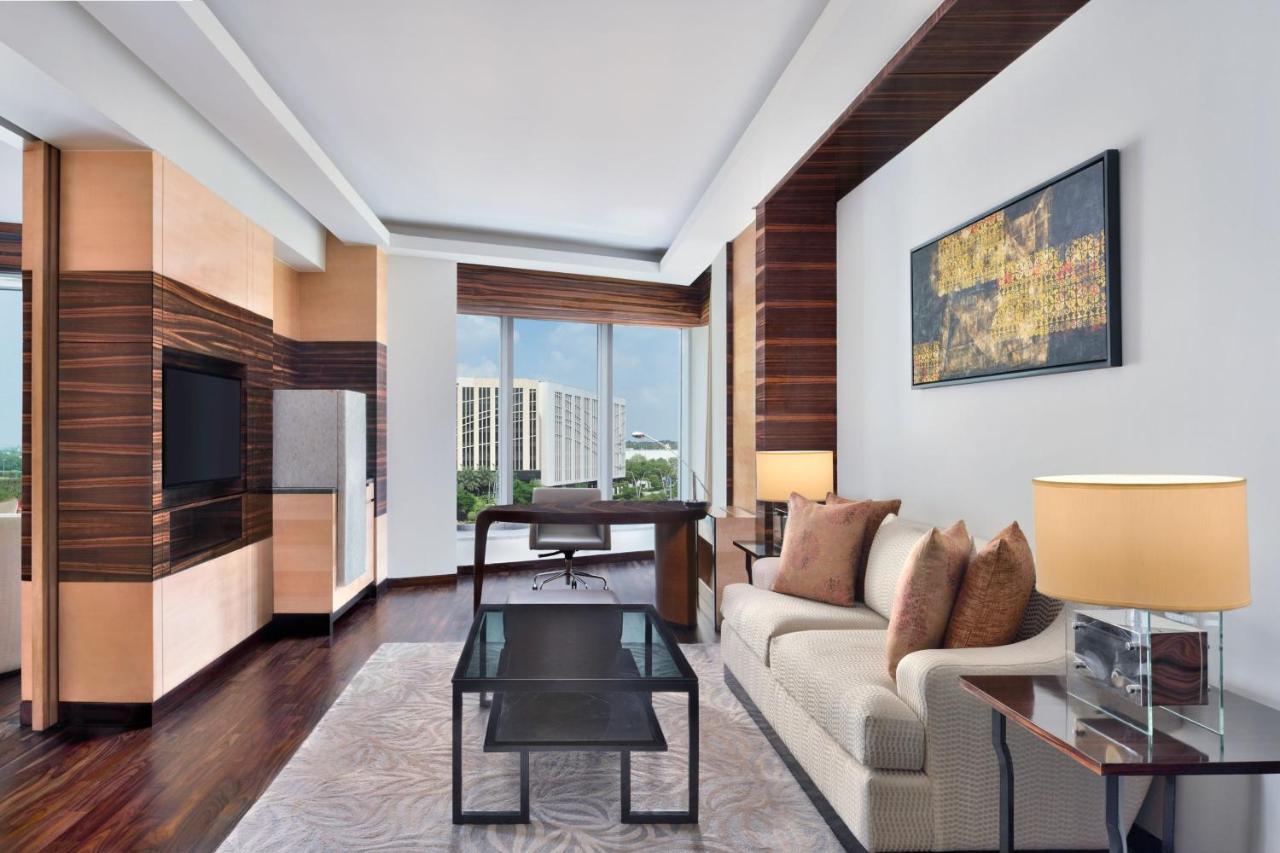 Jw Marriott Hotel New Delhi Aerocity Exteriér fotografie A living room at the Westin