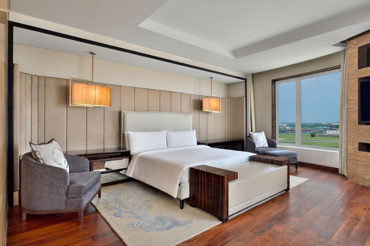 Jw Marriott Hotel New Delhi Aerocity Exteriér fotografie A bedroom at the hotel