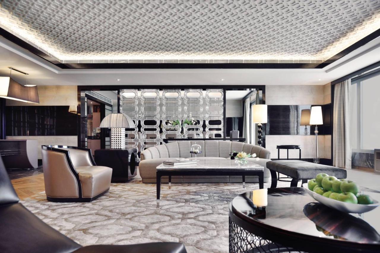 Jw Marriott Hotel New Delhi Aerocity Exteriér fotografie The interior of a suite at the Mandarin Oriental, Hong Kong