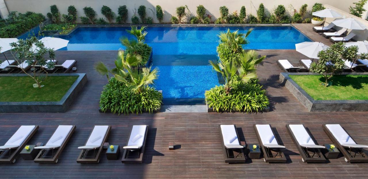 Jw Marriott Hotel New Delhi Aerocity Exteriér fotografie The pool at the hotel