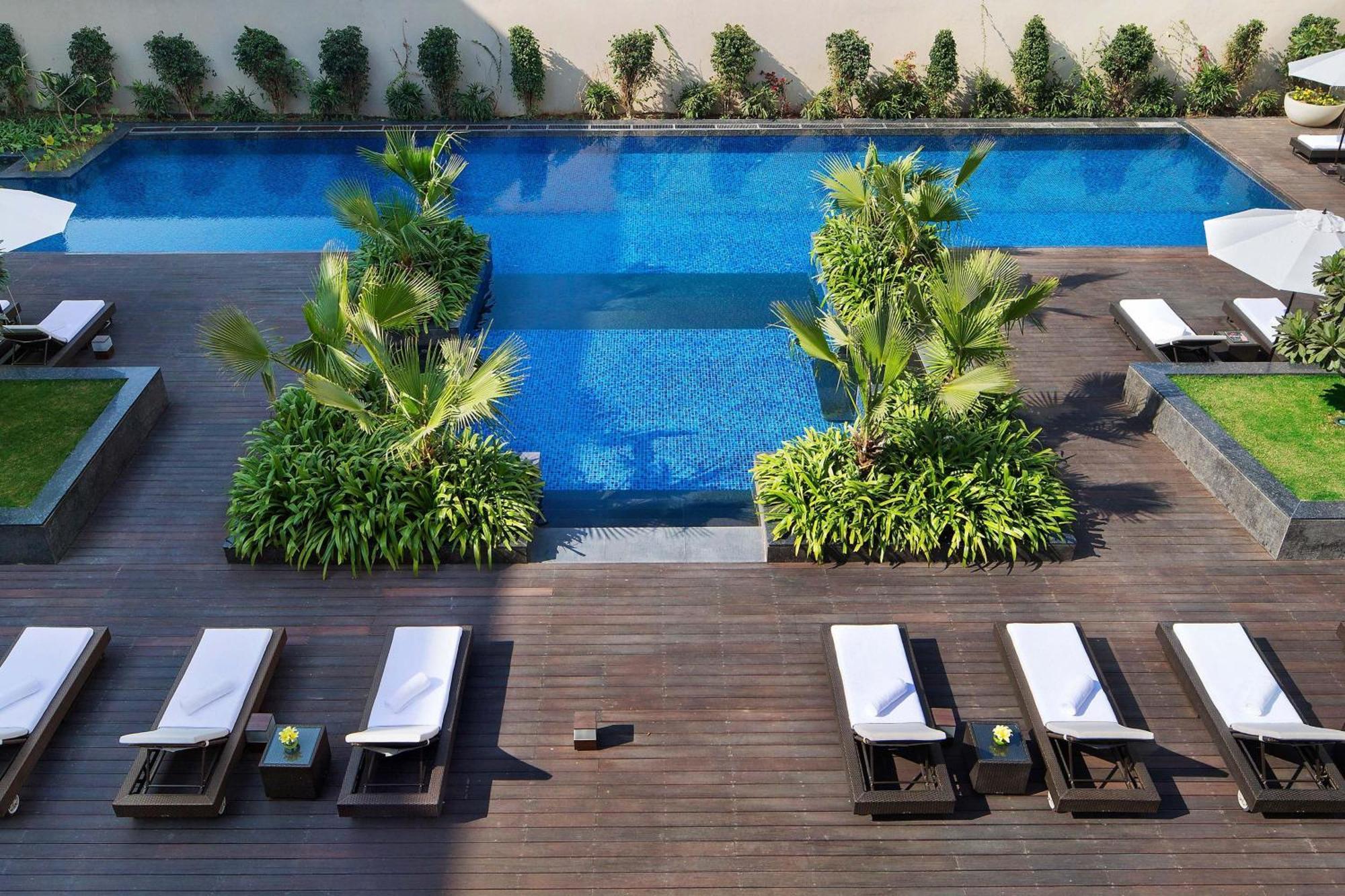 Jw Marriott Hotel New Delhi Aerocity Exteriér fotografie The pool at the hotel