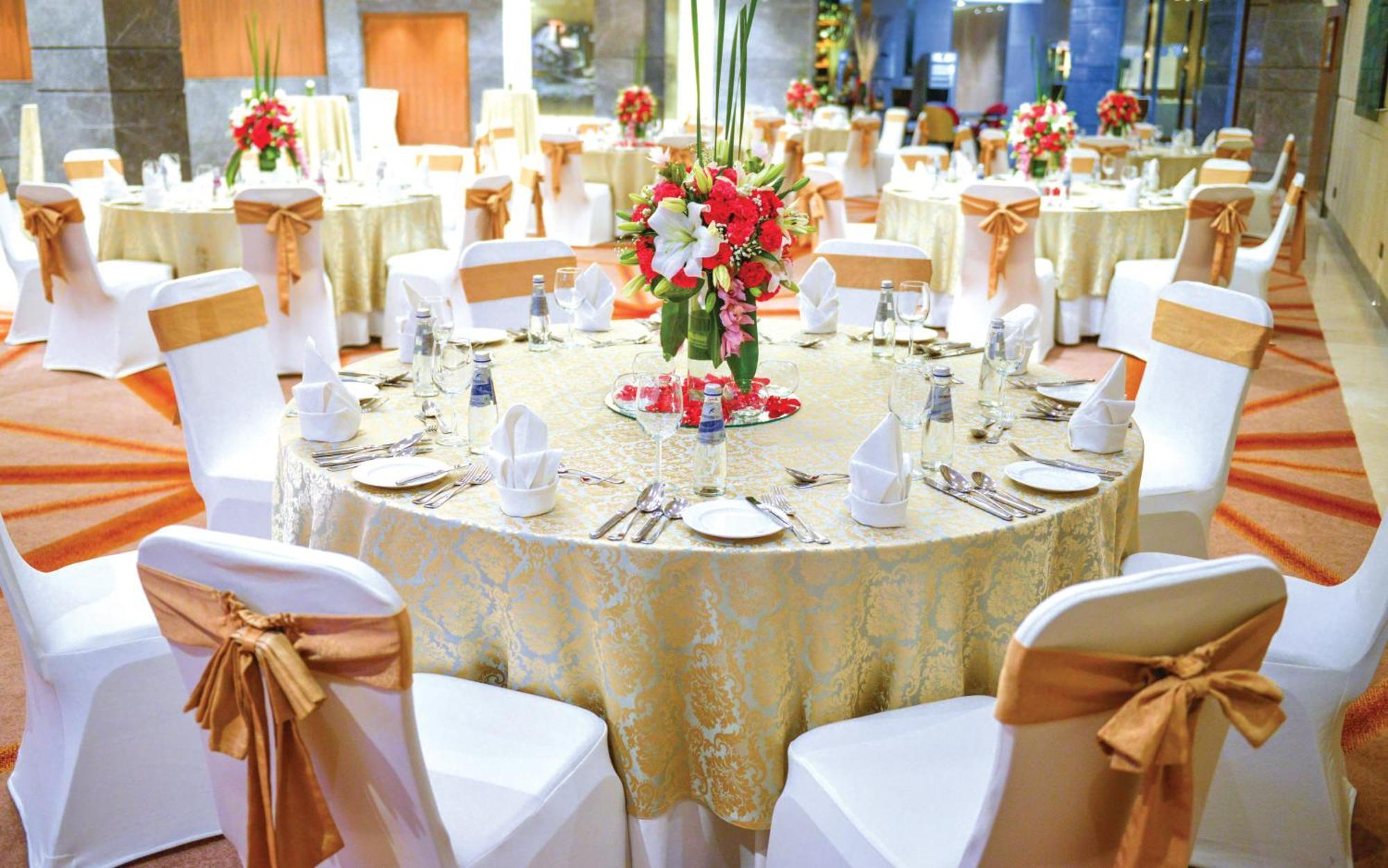 Jw Marriott Hotel New Delhi Aerocity Exteriér fotografie A table set for a formal dinner