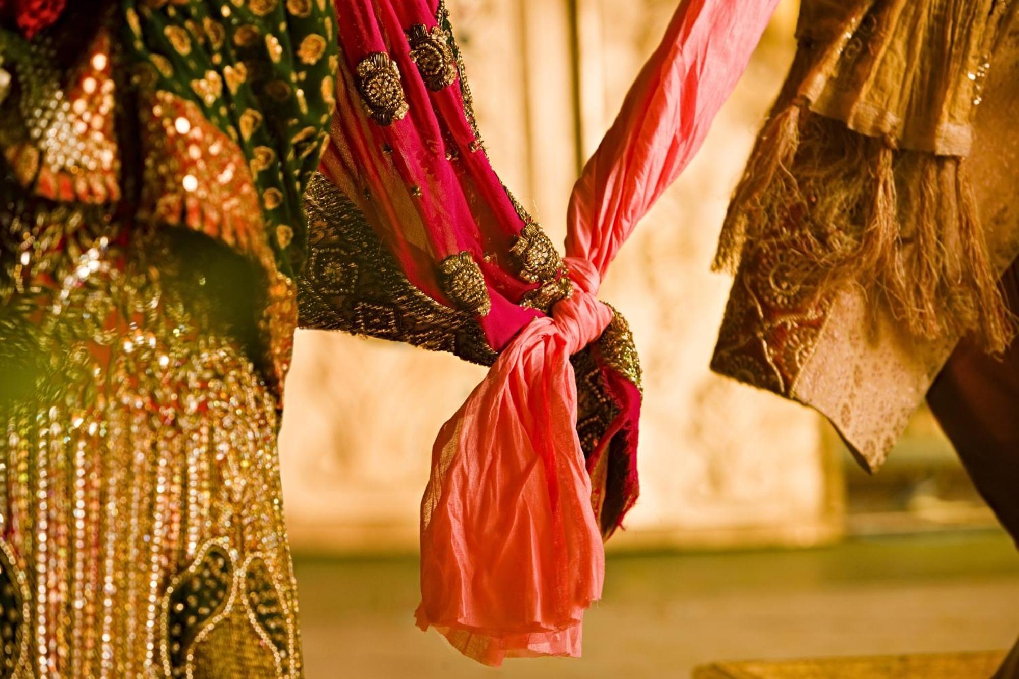 Jw Marriott Hotel New Delhi Aerocity Exteriér fotografie The bride and groom hold hands during the wedding ceremony.