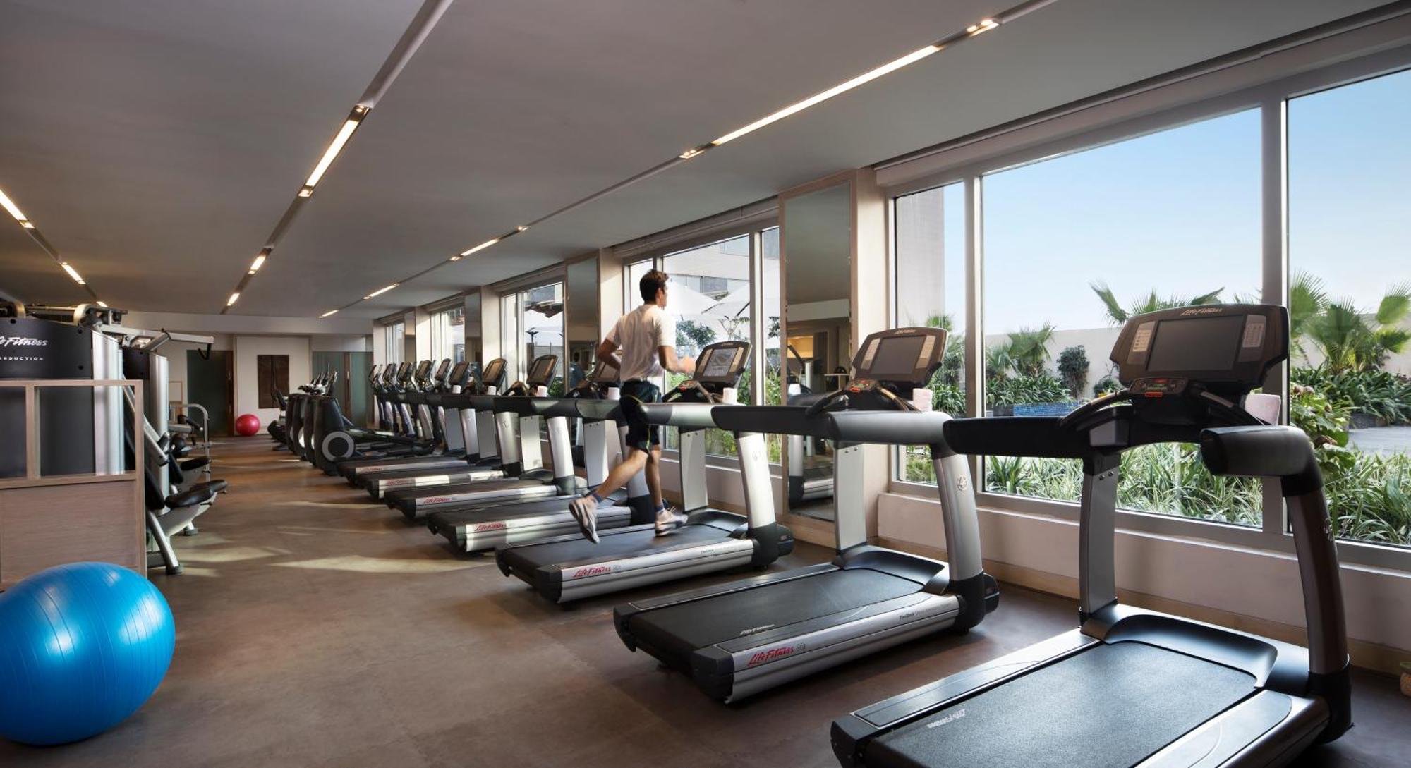 Jw Marriott Hotel New Delhi Aerocity Exteriér fotografie The gym at the hotel