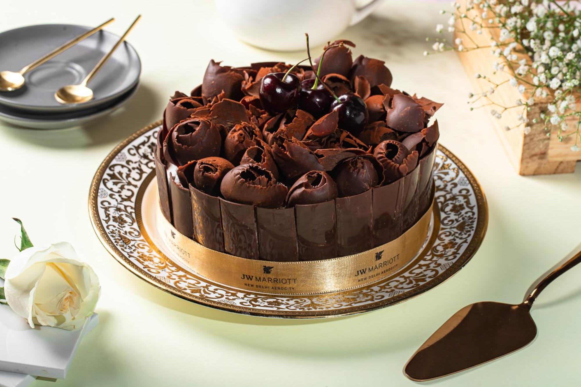 Jw Marriott Hotel New Delhi Aerocity Exteriér fotografie A chocolate cake
