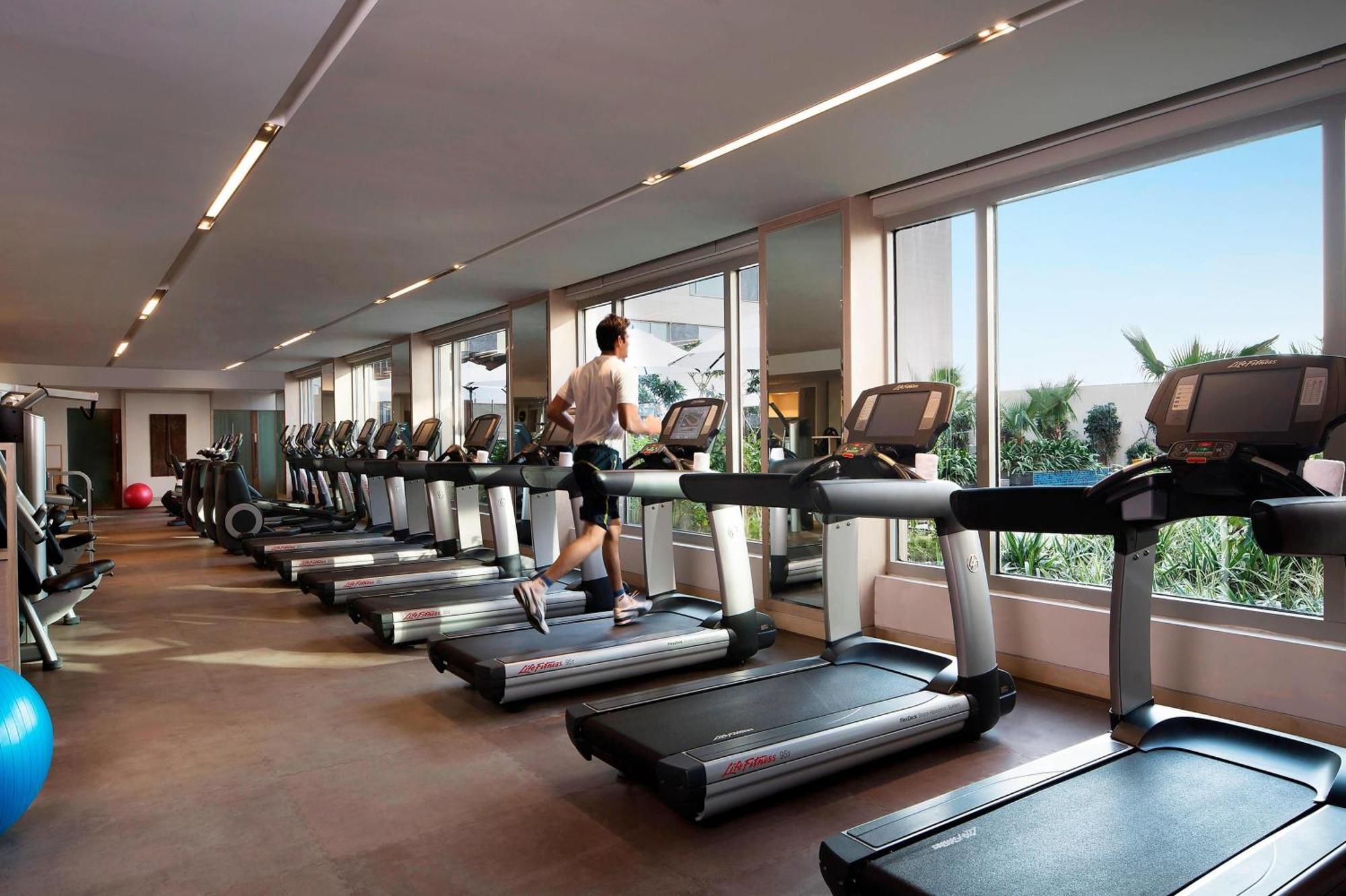 Jw Marriott Hotel New Delhi Aerocity Exteriér fotografie The gym at the hotel